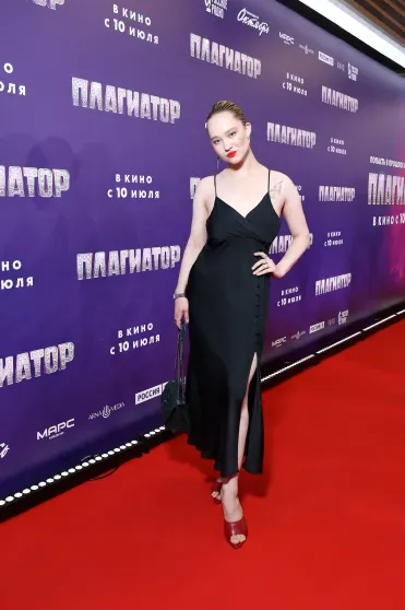 Юлия Снигирь, Стася Милославская с женихом и Марат Башаров с дочерью на премьере фильма "Плагиатор" Юлия Снигирь, Стася Милославская с женихом и Марат Башаров с дочерью на премьере фильма "Плагиатор"