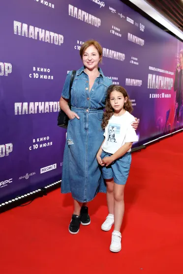 Юлия Снигирь, Стася Милославская с женихом и Марат Башаров с дочерью на премьере фильма "Плагиатор" Юлия Снигирь, Стася Милославская с женихом и Марат Башаров с дочерью на премьере фильма "Плагиатор"