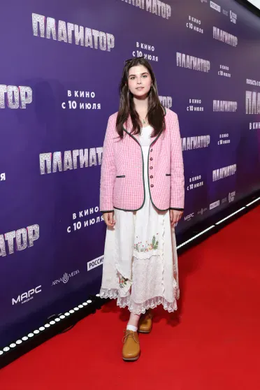 Юлия Снигирь, Стася Милославская с женихом и Марат Башаров с дочерью на премьере фильма "Плагиатор" Юлия Снигирь, Стася Милославская с женихом и Марат Башаров с дочерью на премьере фильма "Плагиатор"