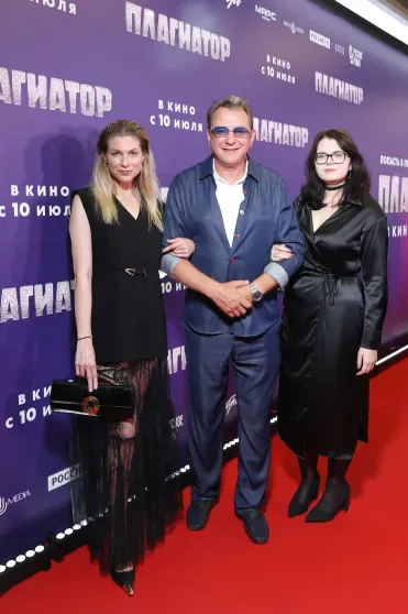 Юлия Снигирь, Стася Милославская с женихом и Марат Башаров с дочерью на премьере фильма "Плагиатор" Юлия Снигирь, Стася Милославская с женихом и Марат Башаров с дочерью на премьере фильма "Плагиатор"