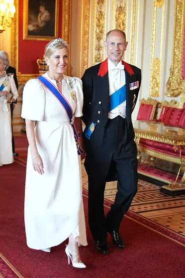 Кейт Миддлтон и принц Уильям, король Карл III и королева Камилла на банкете в честь визита Эммануэля Макрона Кейт Миддлтон и принц Уильям, король Карл III и королева Камилла на банкете в честь визита Эммануэля Макрона