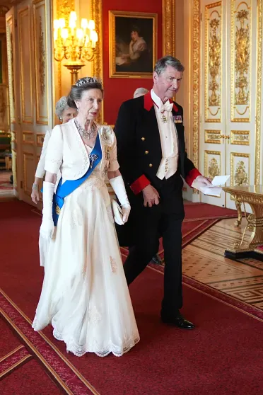 Кейт Миддлтон и принц Уильям, король Карл III и королева Камилла на банкете в честь визита Эммануэля Макрона Кейт Миддлтон и принц Уильям, король Карл III и королева Камилла на банкете в честь визита Эммануэля Макрона