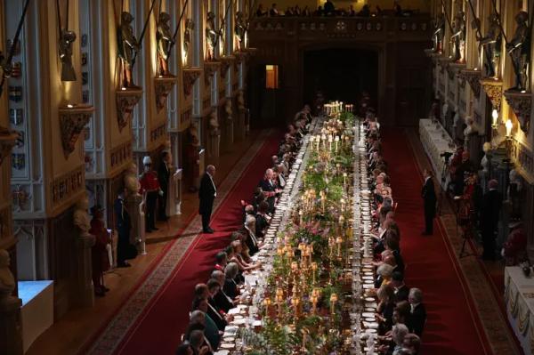 Кейт Миддлтон и принц Уильям, король Карл III и королева Камилла на банкете в честь визита Эммануэля Макрона Кейт Миддлтон и принц Уильям, король Карл III и королева Камилла на банкете в честь визита Эммануэля Макрона