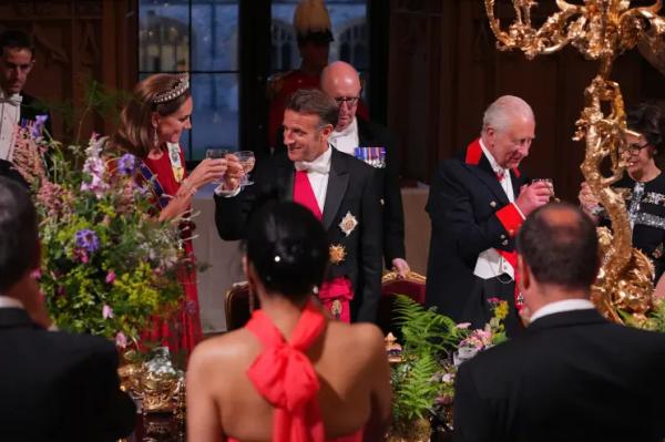 Кейт Миддлтон и принц Уильям, король Карл III и королева Камилла на банкете в честь визита Эммануэля Макрона Кейт Миддлтон и принц Уильям, король Карл III и королева Камилла на банкете в честь визита Эммануэля Макрона