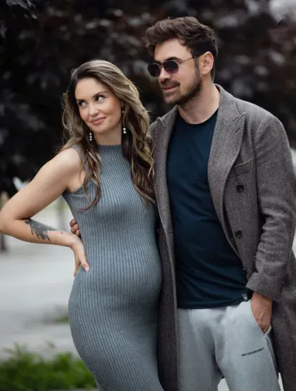 "Нет красивее дирижёра". Беременная Агата Муцениеце поддержала своего жениха Петра Дрангу на концерте