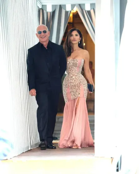 "Отстой". Шарлиз Терон раскритиковала свадьбу Джеффа Безоса и Лорен Санчес стоимостью 55 млн долларов "Отстой". Шарлиз Терон раскритиковала свадьбу Джеффа Безоса и Лорен Санчес стоимостью 55 млн долларов