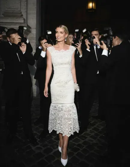 Племянница принцессы Дианы Китти Спенсер посетила вечеринку Dolce & Gabbana, где выступила 79-летняя Шер