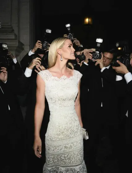 Племянница принцессы Дианы Китти Спенсер посетила вечеринку Dolce & Gabbana, где выступила 79-летняя Шер