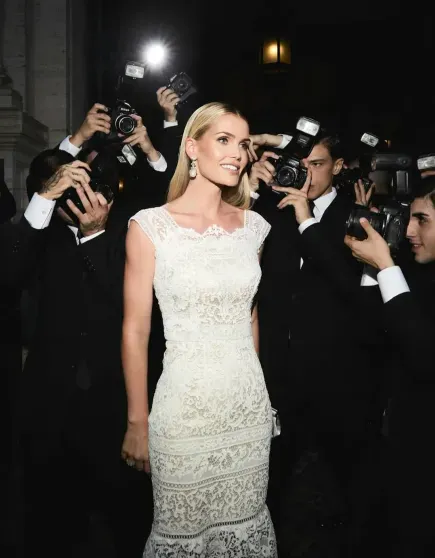 Племянница принцессы Дианы Китти Спенсер посетила вечеринку Dolce & Gabbana, где выступила 79-летняя Шер