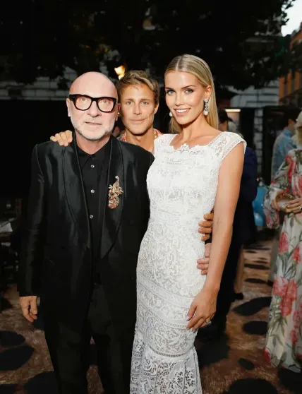 Племянница принцессы Дианы Китти Спенсер посетила вечеринку Dolce & Gabbana, где выступила 79-летняя Шер