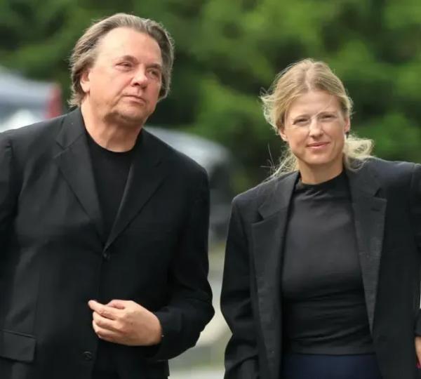 Похоронили вместе с первой женой: Дарья Мороз, Виктория Исакова, Константин и Софья Эрнст простились с Юрием Морозом Похоронили вместе с первой женой: Дарья Мороз, Виктория Исакова, Константин и Софья Эрнст простились с Юрием Морозом