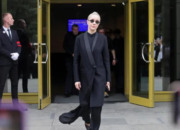 Похоронили вместе с первой женой: Дарья Мороз, Виктория Исакова, Константин и Софья Эрнст простились с Юрием Морозом Похоронили вместе с первой женой: Дарья Мороз, Виктория Исакова, Константин и Софья Эрнст простились с Юрием Морозом