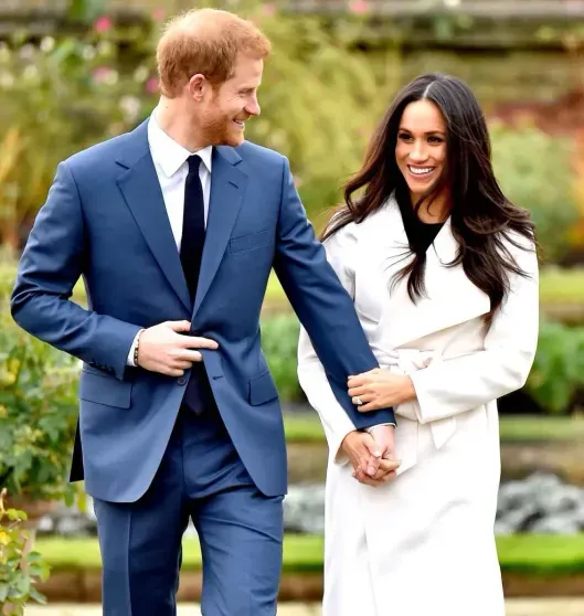 Принц Гарри делает всё, чтобы помириться с королевской семьёй и избавиться от имиджа "обиженного принца" Принц Гарри делает всё, чтобы помириться с королевской семьёй и избавиться от имиджа "обиженного принца"