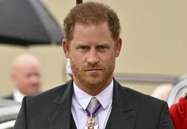 Принц Гарри делает всё, чтобы помириться с королевской семьёй и избавиться от имиджа "обиженного принца" Принц Гарри делает всё, чтобы помириться с королевской семьёй и избавиться от имиджа "обиженного принца"