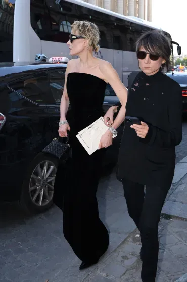 Рената Литвинова с дочерью и Земфира* посетили афтепати показа Balenciaga в Париже Рената Литвинова с дочерью и Земфира* посетили афтепати показа Balenciaga в Париже