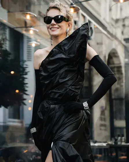 Рената Литвинова с дочерью и Земфира* посетили афтепати показа Balenciaga в Париже Рената Литвинова с дочерью и Земфира* посетили афтепати показа Balenciaga в Париже