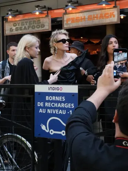 Рената Литвинова с дочерью и Земфира* посетили афтепати показа Balenciaga в Париже Рената Литвинова с дочерью и Земфира* посетили афтепати показа Balenciaga в Париже