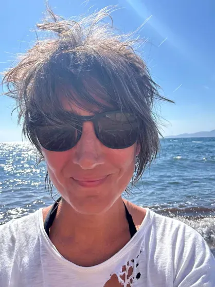 "Самое счастливое время в жизни". Земфира* и Рената Литвинова показали, как отдыхают на Корсике