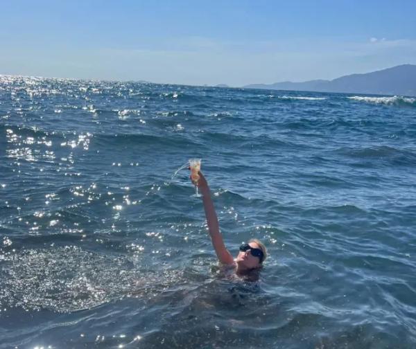 "Самое счастливое время в жизни". Земфира* и Рената Литвинова показали, как отдыхают на Корсике