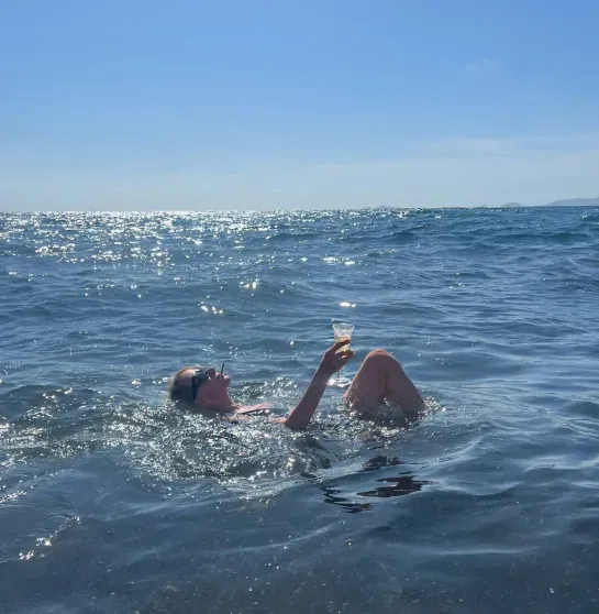 "Самое счастливое время в жизни". Земфира* и Рената Литвинова показали, как отдыхают на Корсике