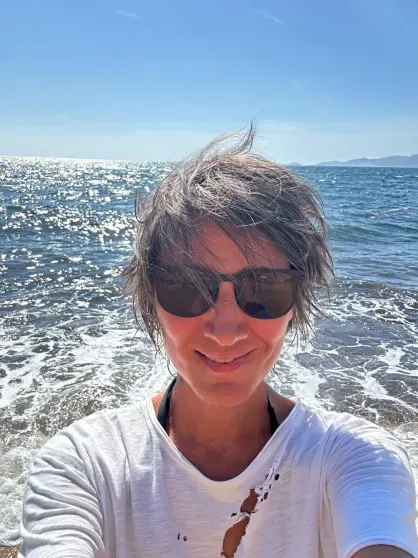 "Самое счастливое время в жизни". Земфира* и Рената Литвинова показали, как отдыхают на Корсике