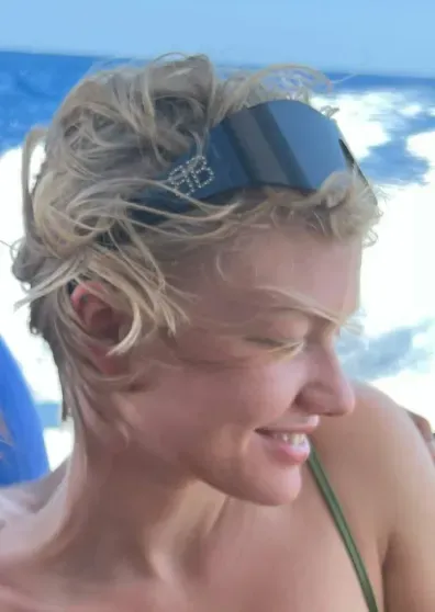 "Самое счастливое время в жизни". Земфира* и Рената Литвинова показали, как отдыхают на Корсике