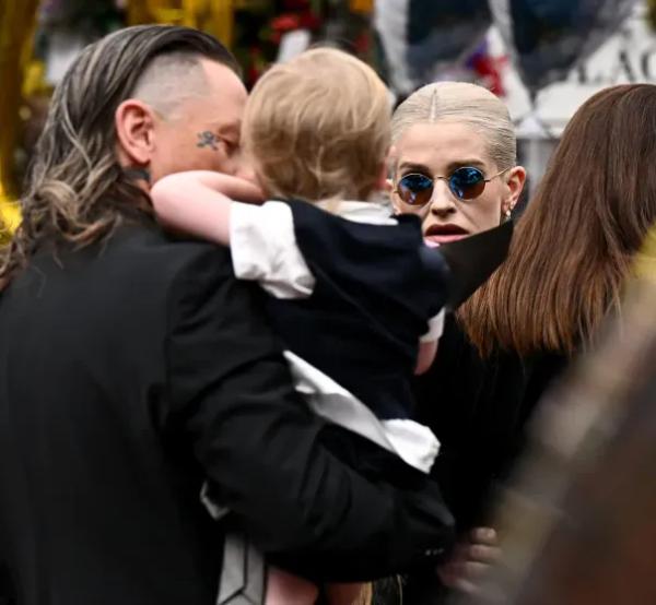 Шэрон и Келли Осборн посетили прощание с Оззи Осборном в Англии