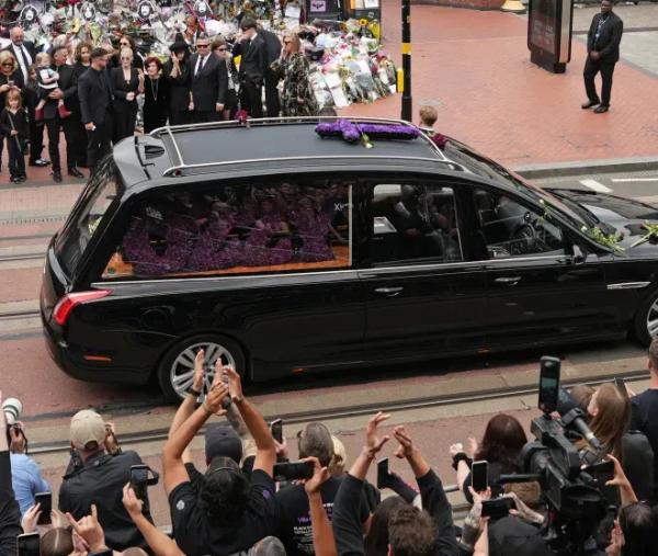 Шэрон и Келли Осборн посетили прощание с Оззи Осборном в Англии