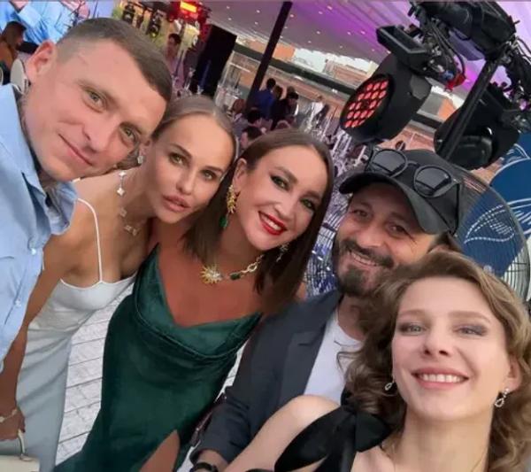 Слёзы Ирины Винер, поздравление от Татьяны Навки, Лиза Арзамасова и Илья Авербух в гостях: как прошла свадьба гимнастки Дины Авериной Слёзы Ирины Винер, поздравление от Татьяны Навки, Лиза Арзамасова и Илья Авербух в гостях: как прошла свадьба гимнастки Дины Авериной