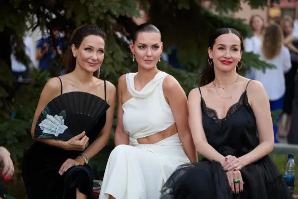 Светлана Бондарчук с мужем, Екатерина Климова, Михаил Пореченков и Никита Кологривый открыли фестиваль "Горький fest" Светлана Бондарчук с мужем, Екатерина Климова, Михаил Пореченков и Никита Кологривый открыли фестиваль "Горький fest"