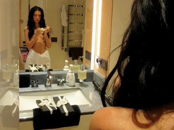 Жена Бруклина Бекхэма снялась полностью обнажённой