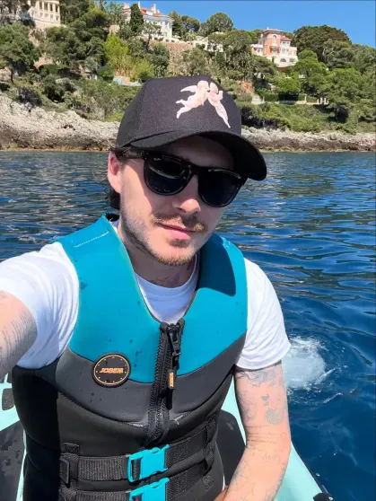 Жена Бруклина Бекхэма снялась полностью обнажённой