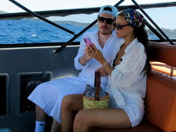 Жена Бруклина Бекхэма снялась полностью обнажённой