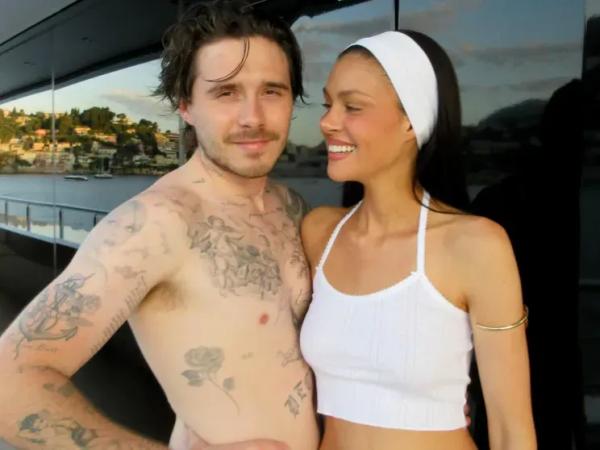 Жена Бруклина Бекхэма снялась полностью обнажённой