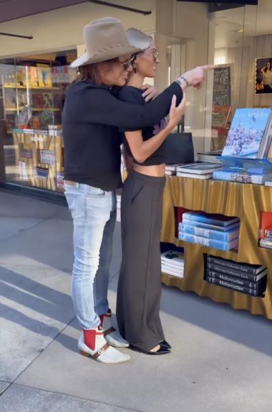 В сети обсуждают поведение Микки Рурка на встрече с Аленой Водонаевой
В сети обсуждают поведение Микки Рурка на встрече с Аленой Водонаевой