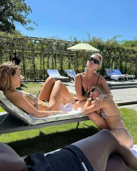 Сальма Хайек показала фото из отпуска без фильтров
Сальма Хайек показала фото из отпуска без фильтров