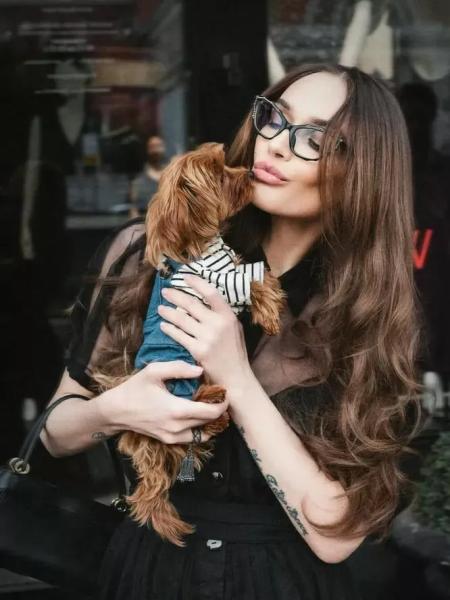 В сети обсуждают поведение Микки Рурка на встрече с Аленой Водонаевой
В сети обсуждают поведение Микки Рурка на встрече с Аленой Водонаевой