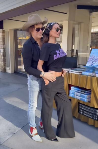 В сети обсуждают поведение Микки Рурка на встрече с Аленой Водонаевой
В сети обсуждают поведение Микки Рурка на встрече с Аленой Водонаевой