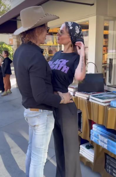 В сети обсуждают поведение Микки Рурка на встрече с Аленой Водонаевой
В сети обсуждают поведение Микки Рурка на встрече с Аленой Водонаевой