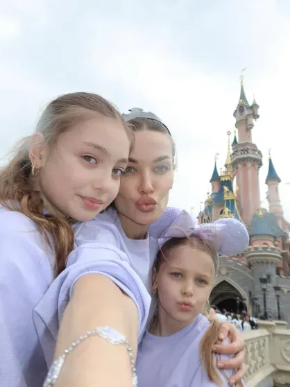 Экс-возлюбленная Бориса Березовского Дарья Коновалова отдыхает с дочерьми в Париже. В сети раскритиковали её внешний вид