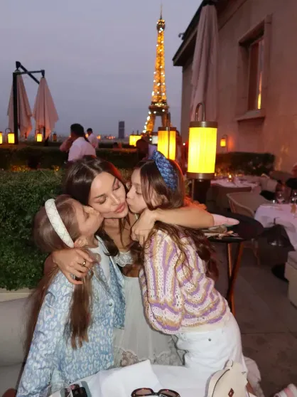 Экс-возлюбленная Бориса Березовского Дарья Коновалова отдыхает с дочерьми в Париже. В сети раскритиковали её внешний вид