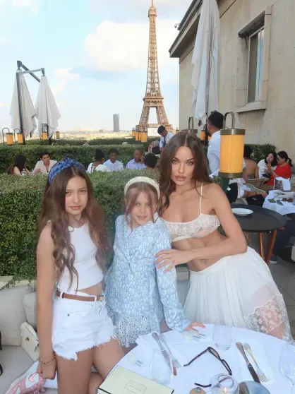 Экс-возлюбленная Бориса Березовского Дарья Коновалова отдыхает с дочерьми в Париже. В сети раскритиковали её внешний вид