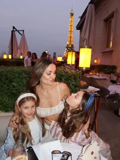 Экс-возлюбленная Бориса Березовского Дарья Коновалова отдыхает с дочерьми в Париже. В сети раскритиковали её внешний вид