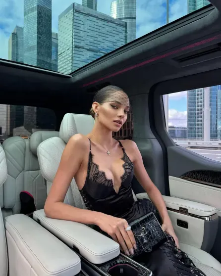 Елизавета Пескова, Алеся Кафельникова, сёстры Манасир и Нюша на дне рождения Варвары Мазараки Елизавета Пескова, Алеся Кафельникова, сёстры Манасир и Нюша на дне рождения Варвары Мазараки