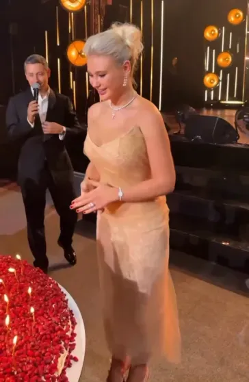 Елизавета Пескова, Алеся Кафельникова, сёстры Манасир и Нюша на дне рождения Варвары Мазараки Елизавета Пескова, Алеся Кафельникова, сёстры Манасир и Нюша на дне рождения Варвары Мазараки