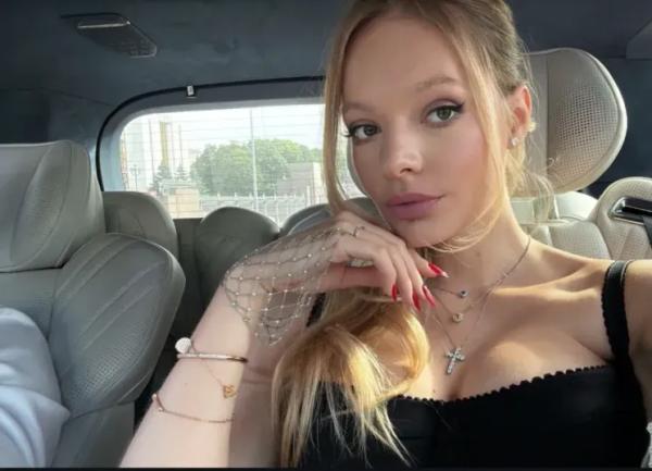 Елизавета Пескова, Алеся Кафельникова, сёстры Манасир и Нюша на дне рождения Варвары Мазараки Елизавета Пескова, Алеся Кафельникова, сёстры Манасир и Нюша на дне рождения Варвары Мазараки