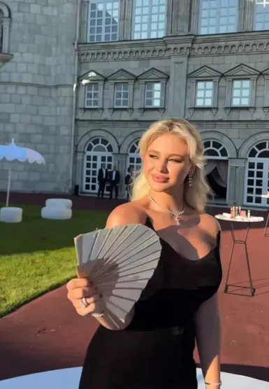 Елизавета Пескова, Алеся Кафельникова, сёстры Манасир и Нюша на дне рождения Варвары Мазараки Елизавета Пескова, Алеся Кафельникова, сёстры Манасир и Нюша на дне рождения Варвары Мазараки