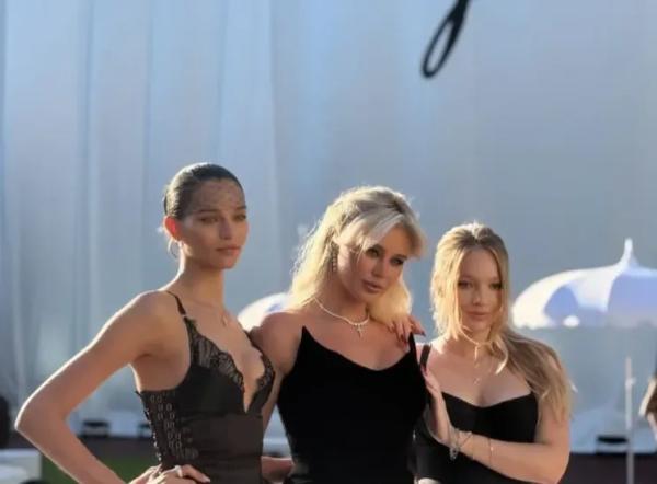 Елизавета Пескова, Алеся Кафельникова, сёстры Манасир и Нюша на дне рождения Варвары Мазараки Елизавета Пескова, Алеся Кафельникова, сёстры Манасир и Нюша на дне рождения Варвары Мазараки