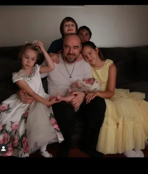 "Любовник" Полины Дибровой судится с бывшей женой за опеку над шестью детьми "Любовник" Полины Дибровой судится с бывшей женой за опеку над шестью детьми