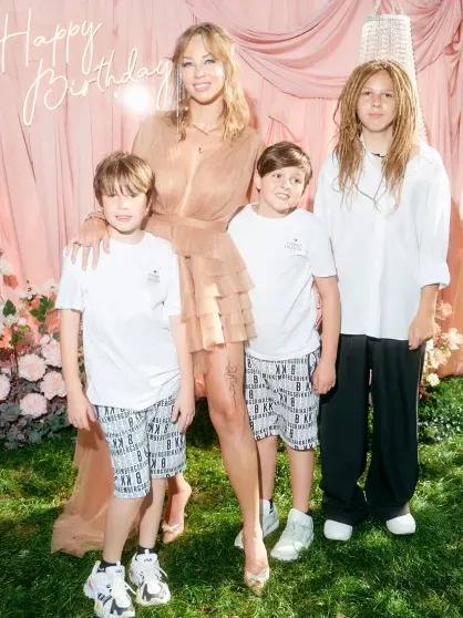 "Любовник" Полины Дибровой судится с бывшей женой за опеку над шестью детьми "Любовник" Полины Дибровой судится с бывшей женой за опеку над шестью детьми